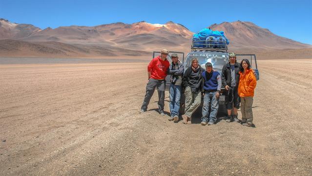 Zur Erinnerung ein Gruppenbild von der abenteuerlichen Fahrt durch das wilde „Altiplano von Bolivien“. Das Abenteuer hat mehrere Aspekte: zum Einen ist es die Landschaft und zum anderen die alten Jeeps. Durch eine herausgefallene Kurbelwelle wurde unser 4x4 zum 4x2 oder umgehehrt :-))